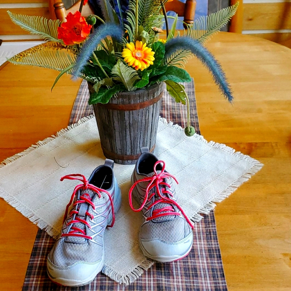 Merrell vibram ice/princess pink sz 8.5 shoes.